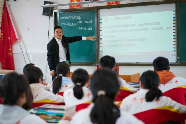 新华网 | 倾心育桃李 满园吐芬芳—— 记“新时代的贵州人”朱启平